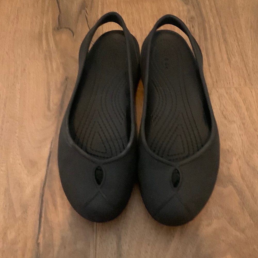 Crocs Women’s Slip Ons- Size W6- Black- GREAT CONDITION!